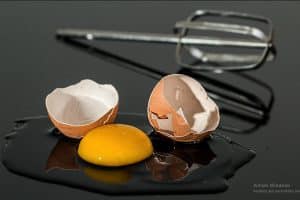 Cette technique ingénieuse permet de casser un œuf sans laisser tomber des coquilles dans la poêle