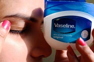 Savez-vous que la vaseline est un produit de beauté miracle ? Lisez