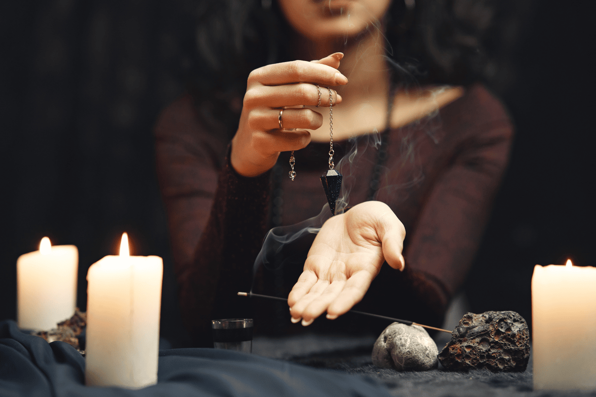 Que choisir entre Pendule divinatoire bois ou roche de cristal