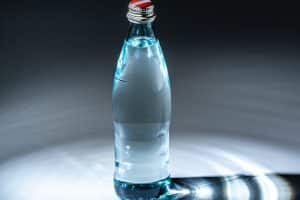 Rafraîchir une bouteille d’eau instantanément : La seule méthode miracle qui marche vraiment vous est révélée !